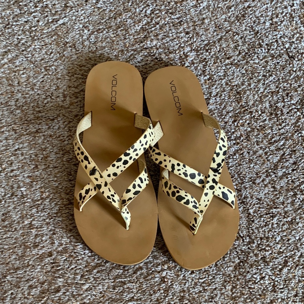Volcom Women's Leopard Print Cross-Strap Flip Flop Sandals - Tan/Black - Picture 3 of 4